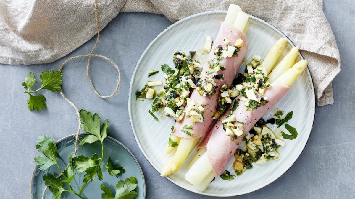 Unser mediterraner Spargel liegt fein angerichtet auf einem Teller.