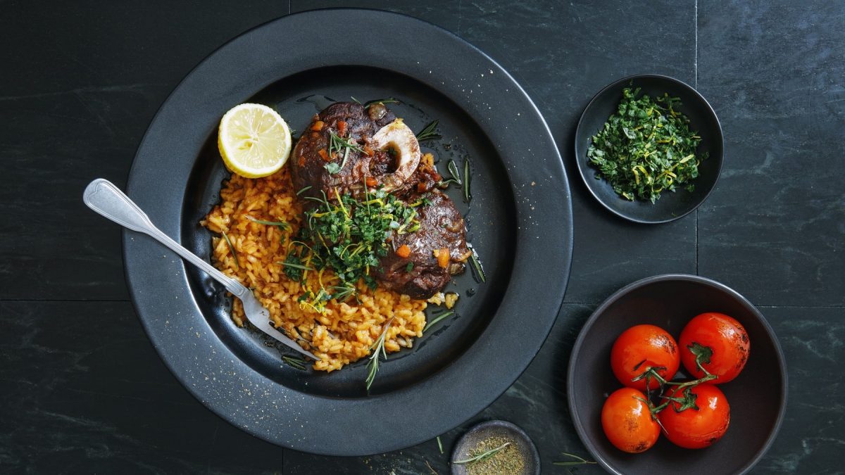 Osso buco mit schwarzem Teller und Gremolata