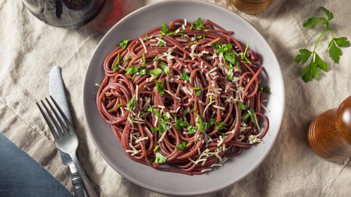 Aus der Vogelperspektive: Auf einem Tich steht ein Teller mit einer Rotwein-Pasta