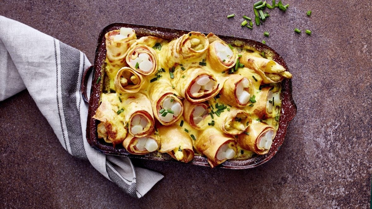 Die Aufflaufform mit unserer Spargel-Schinken-Crespelle steht auf dem Tisch.