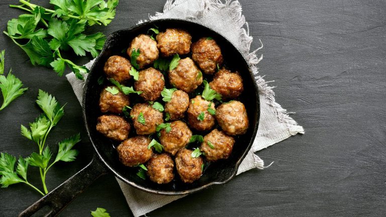 Frikadellen im Ofen backen: Garzeit, Umluft, aufwärmen, Rezepte - EAT CLUB