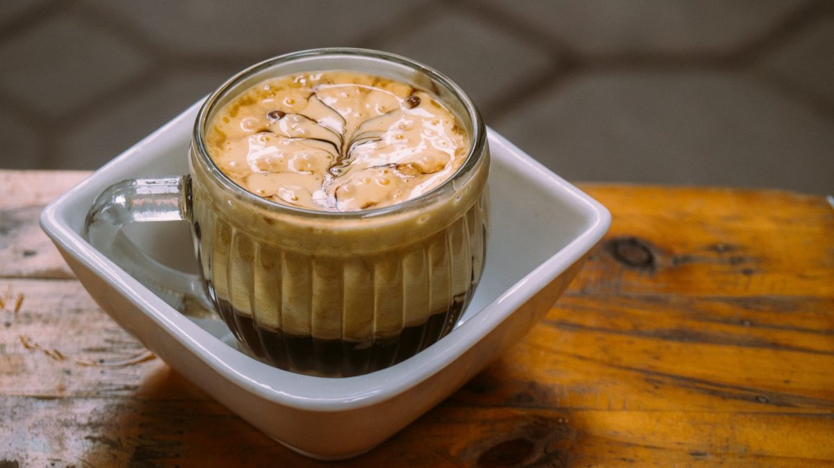 Vietnamesischer Egg Coffee in einer Tasse auf einem Untersetzer
