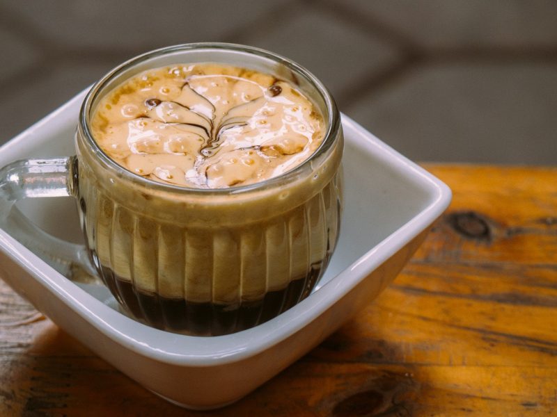 Vietnamesischer Egg Coffee in einer Tasse auf einem Untersetzer