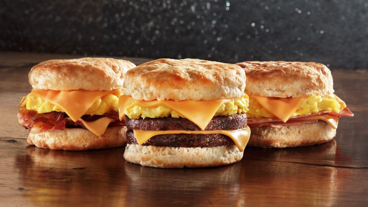 Drei verschiedene Buttermilch Biscuit Burger auf einem hölzernen Untergrund.