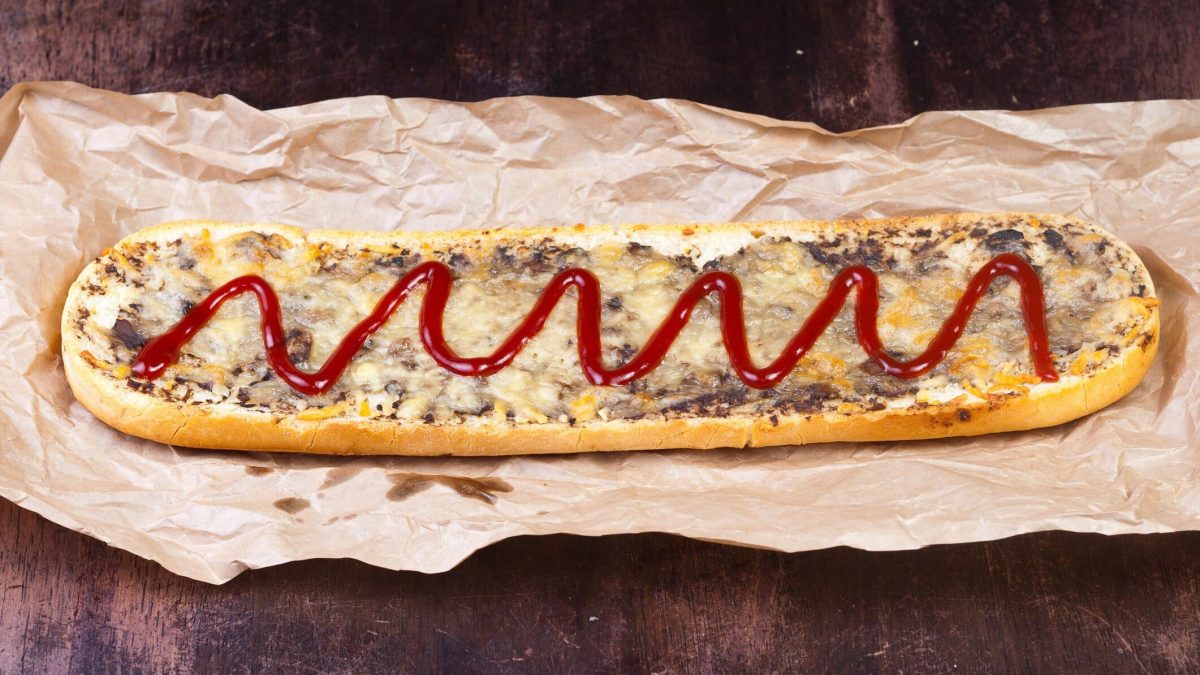 Belegtes Baguette Zapiekanka mit Pilzen, Käse und Ketchup.