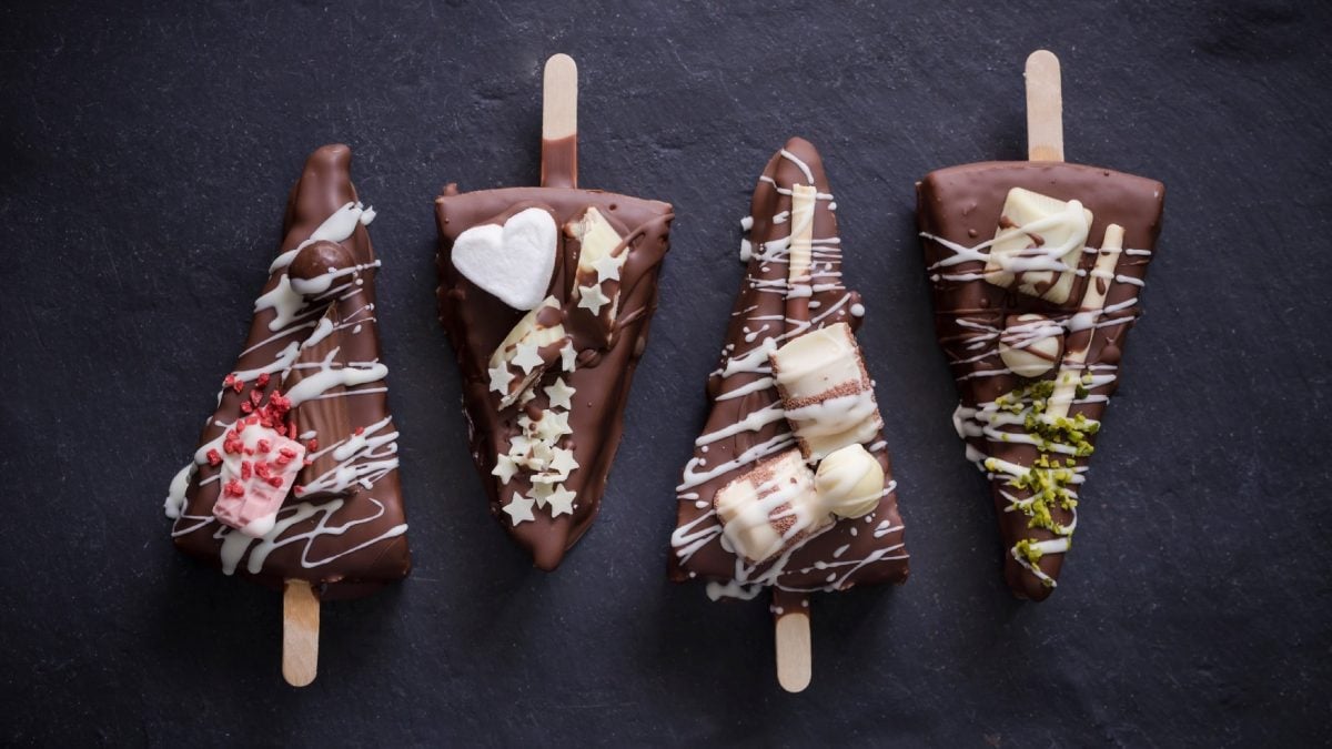 Draufsicht auf Cheesecakesticks auf einem schwarzen Untergrund.