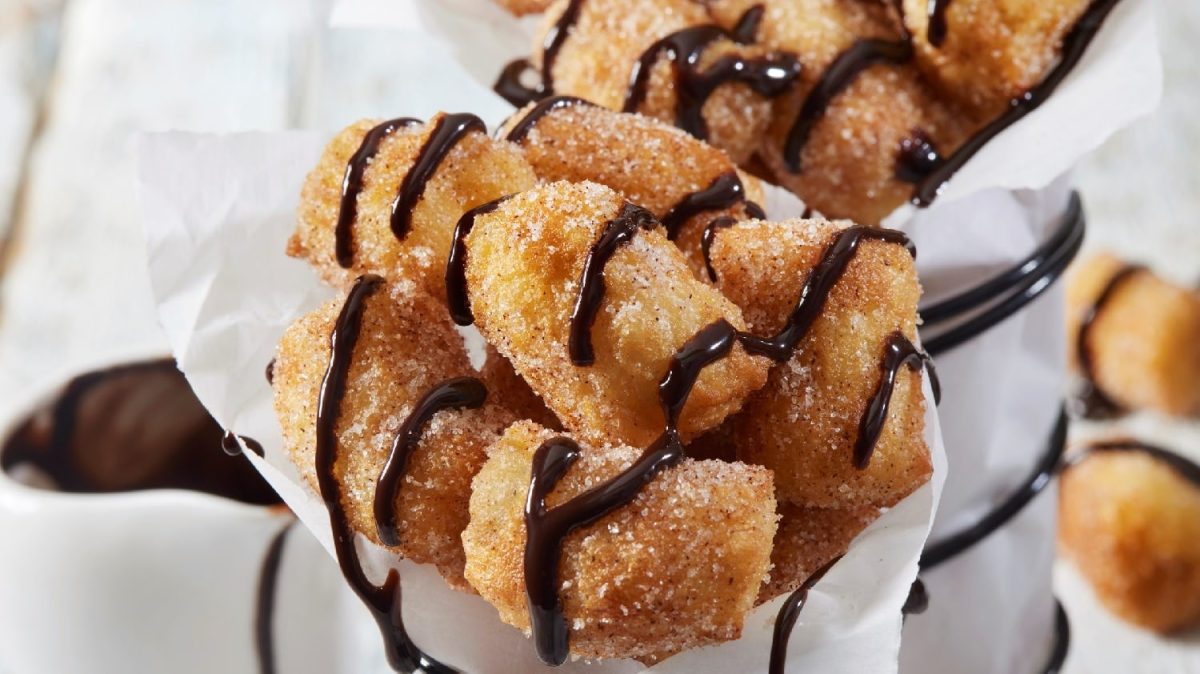 Churro Bites mit Schokoladensauce in einer Tüte