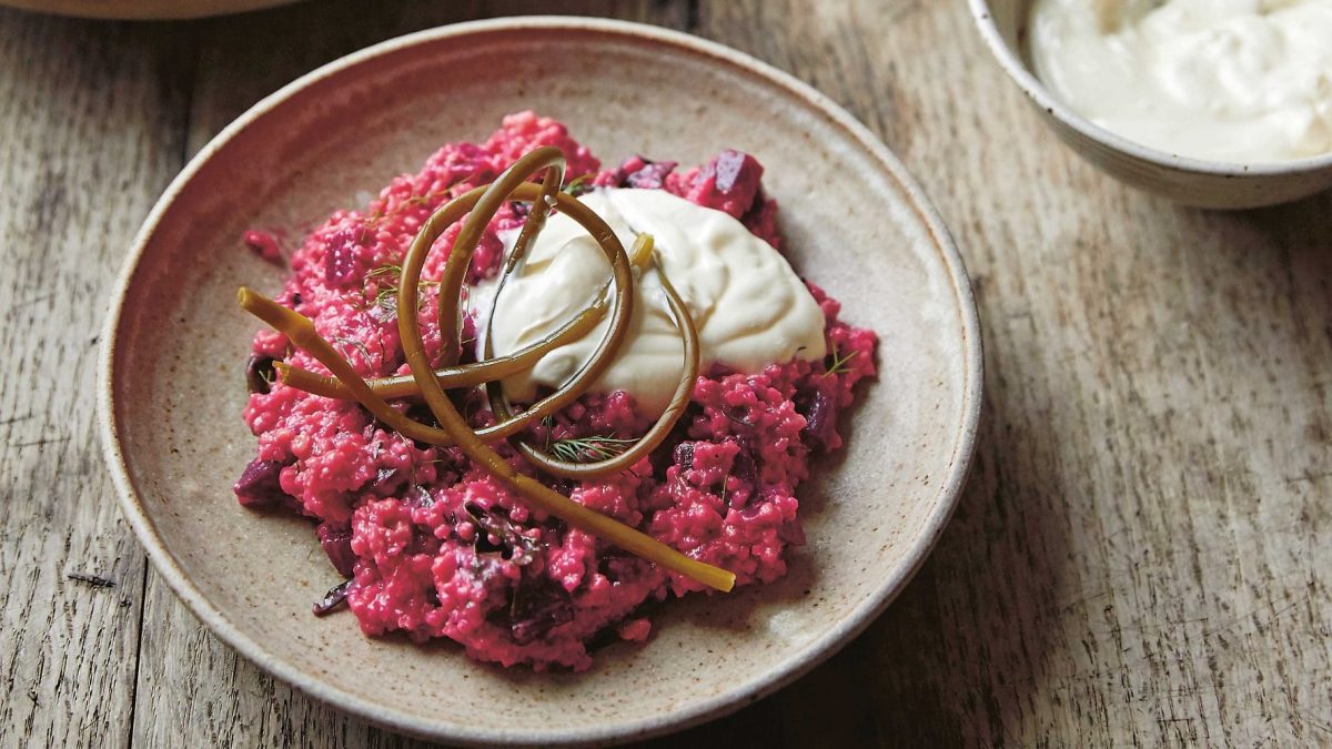 Ein Teller Frühlings-Risotto mit Rote Bete, Schmand und Hirse.