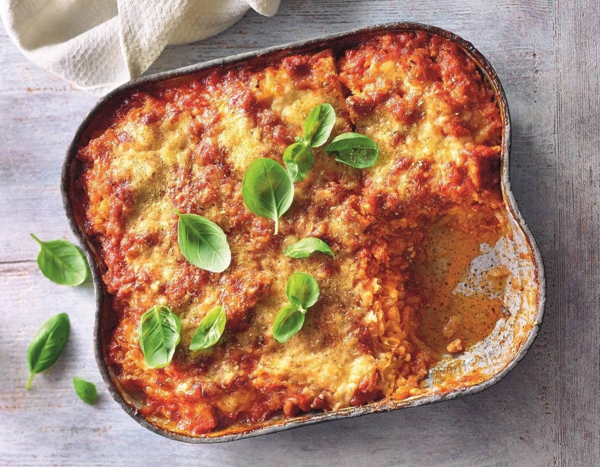 Eine ganze Knollensellerie-Lasagne mit frischem Basilikum aus dem Kochbuch PUR – Gemüse in der Draufsicht.