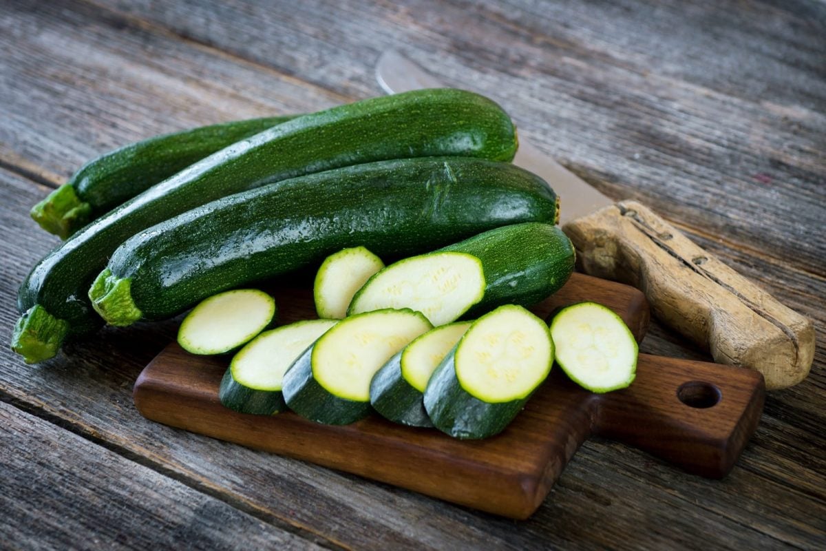 Mehrere Zucchini auf einem Holzbrett
