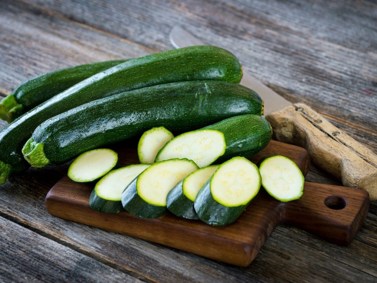 Mehrere Zucchini auf einem Holzbrett
