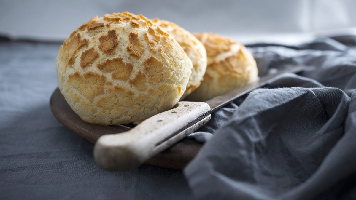 Vegane Tijgerbolletjes mit Messer auf Teller.