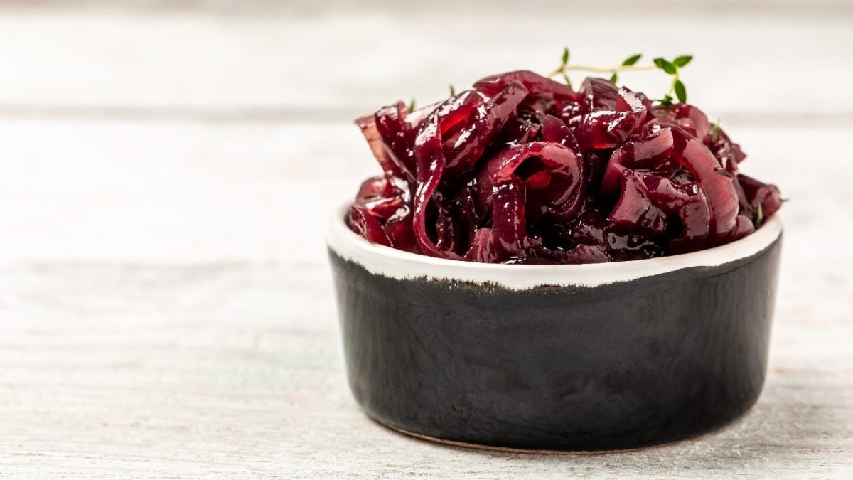Ein kleines schwarzes Schälchen mit Zwiebelmarmelade