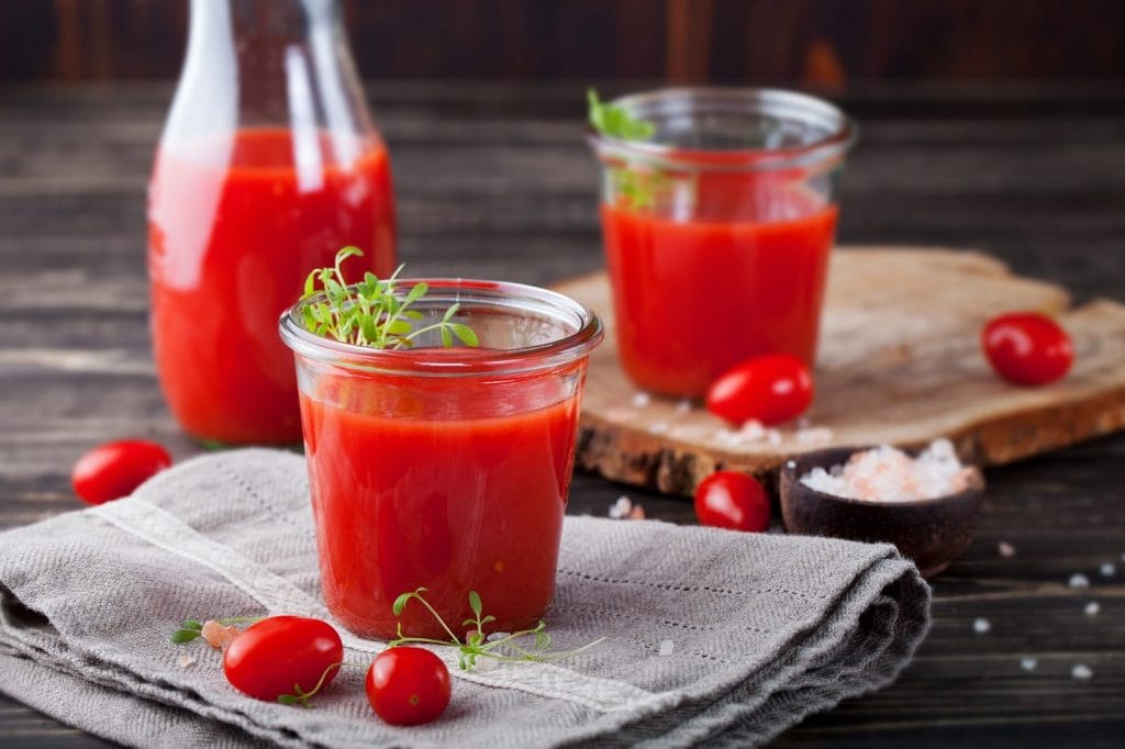 Weshalb Tomatensaft im Flugzeug so anders schmeckt