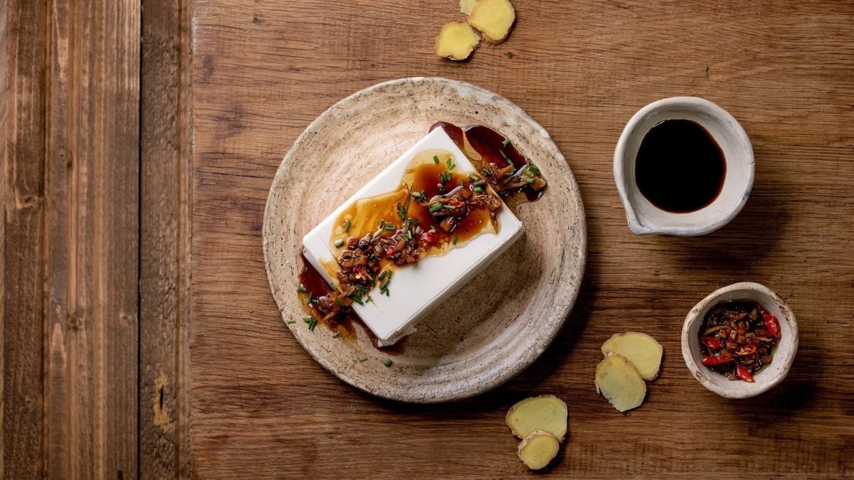 Koreanischer Seidentofu in Sojasauce auf einem Holztisch