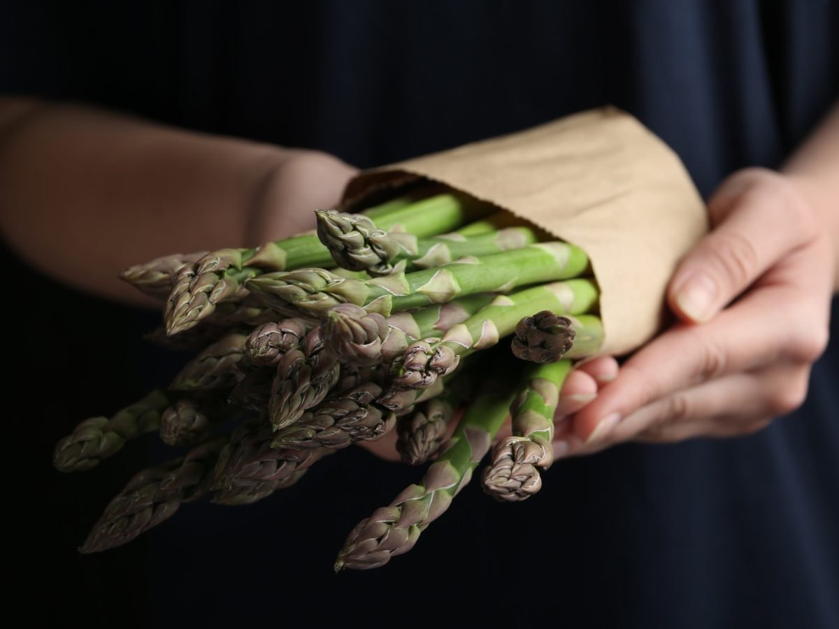 Spargel pro Person: So viel solltest du für deine Gäste einkaufen