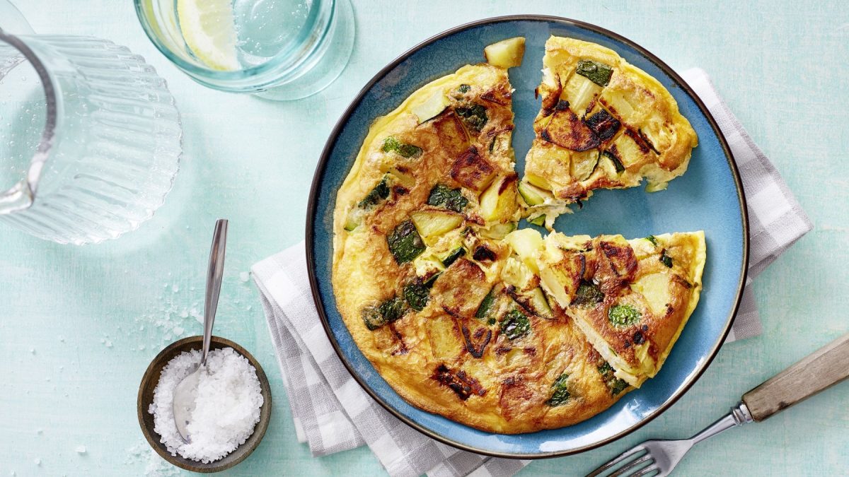 Kartoffel-Tortilla auf Teller serviert.