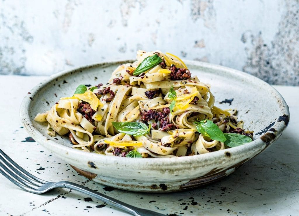 “Deftig vegan mediterran”: Eine Reise in die Küchen des Mittelmeeres