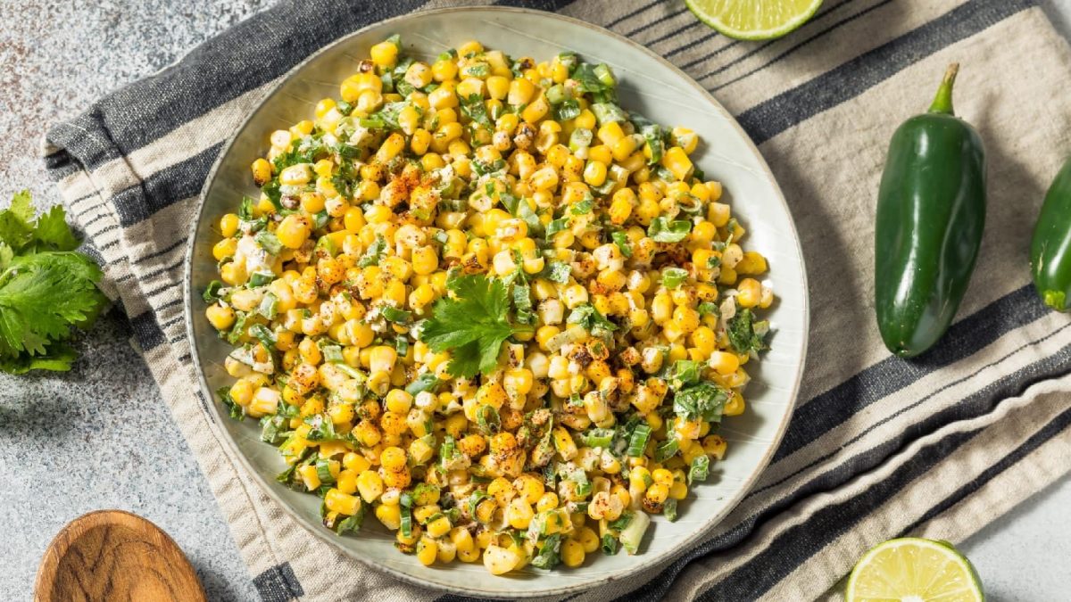 Mexikanische Esquites auf einem großen Teller
