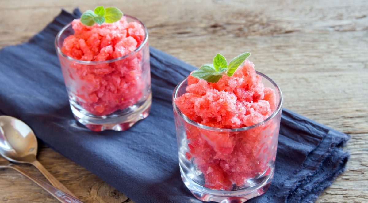 Zwei Gläser Wassermelonen-Granita auf einem blauen Küchentuch