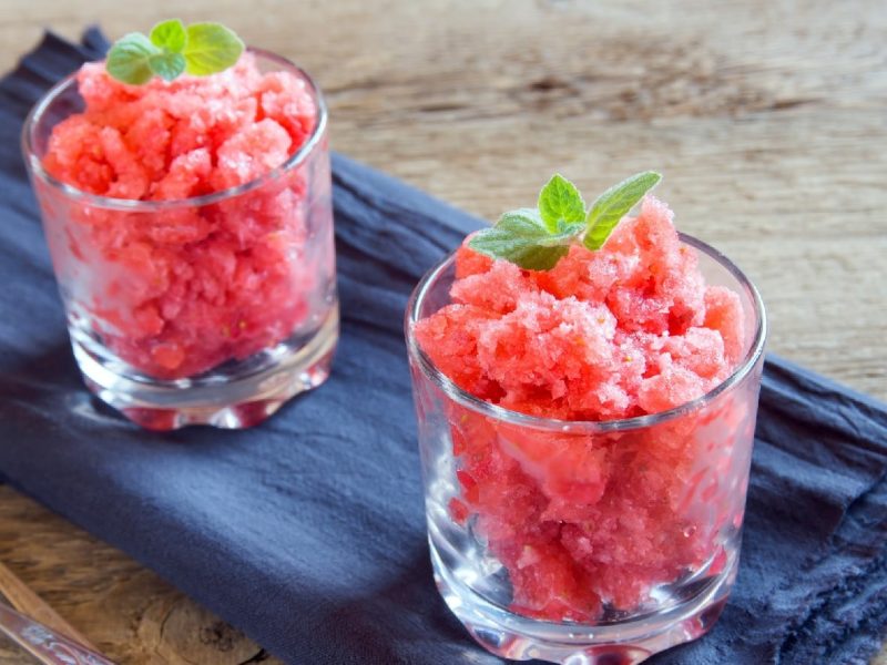 Zwei Gläser Wassermelonen-Granita auf einem blauen Küchentuch