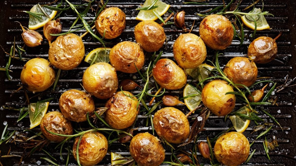 Rosmarin-Zitronen-Kartoffeln auf einer Grillfläche.