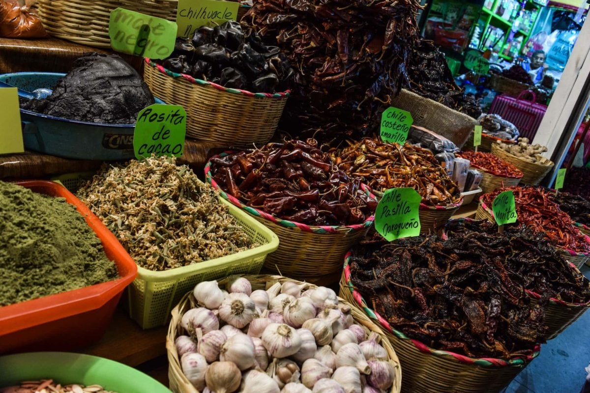 Mexikanische Gewürze in großen Schalen auf einem Markt in Mexico City Frontalansicht.