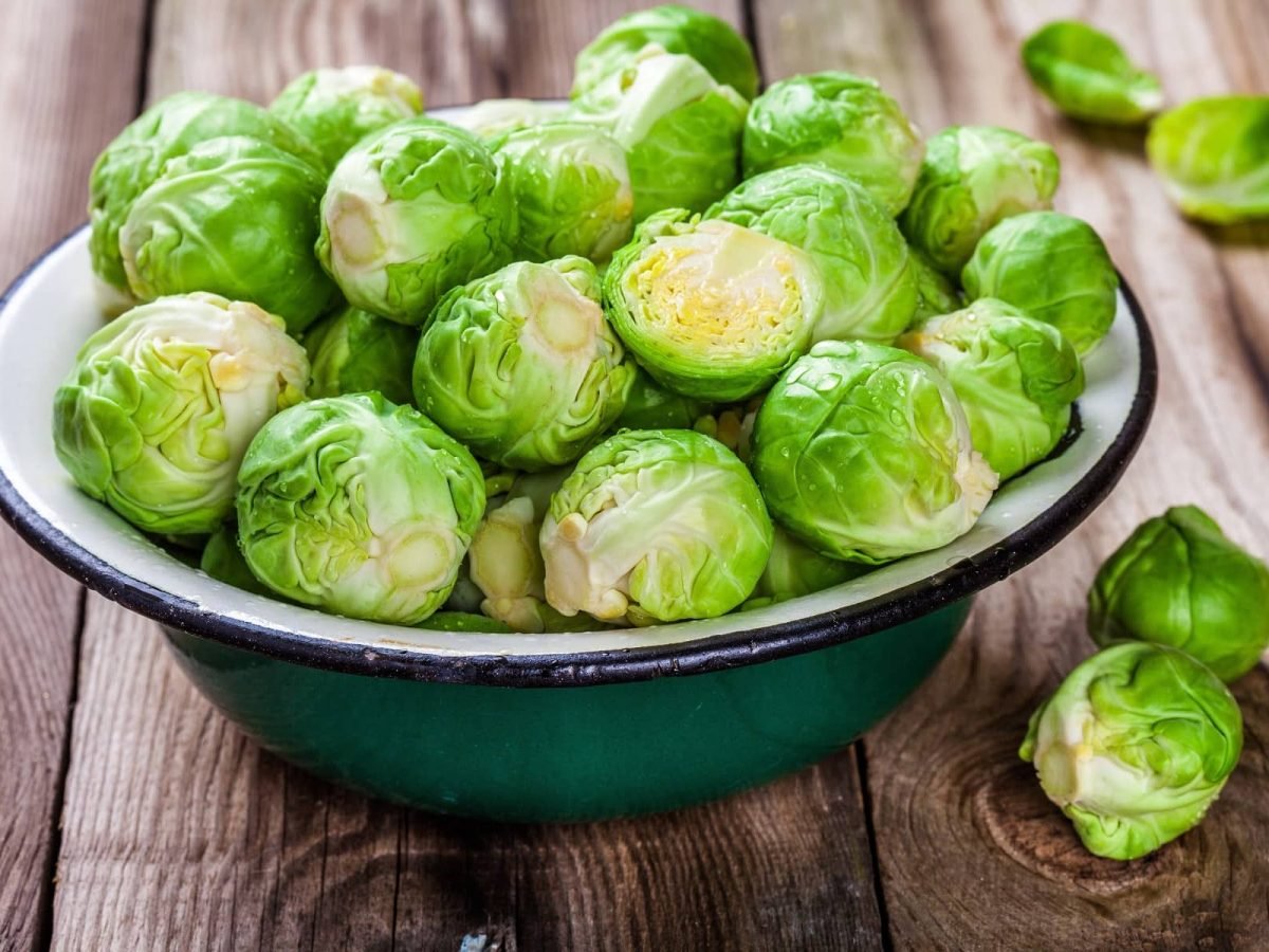 In einer schüssel liegen mehrere rohe Rosenkohl-Röschen.