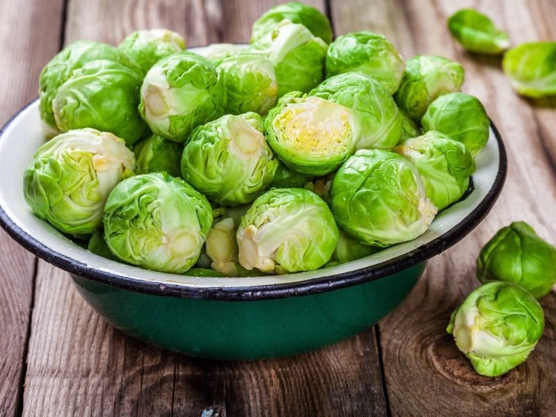 In einer schüssel liegen mehrere rohe Rosenkohl-Röschen.