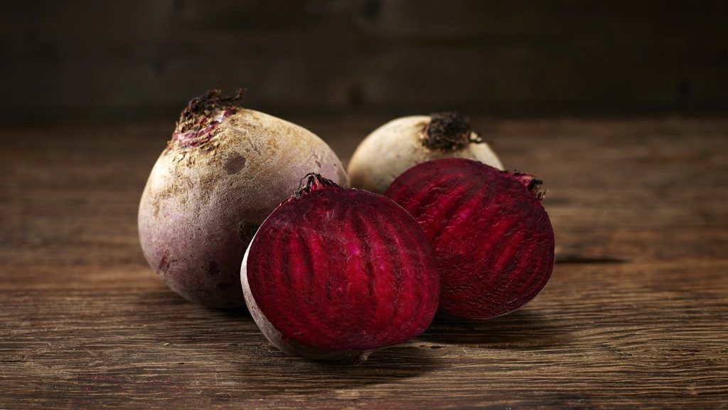 Rote Bete roh essen: Darf man das wirklich – oder ist es gefährlich?