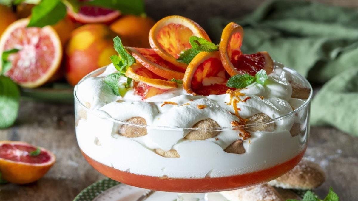 Blutorangen-Tiramisu in einer Glasschüssel