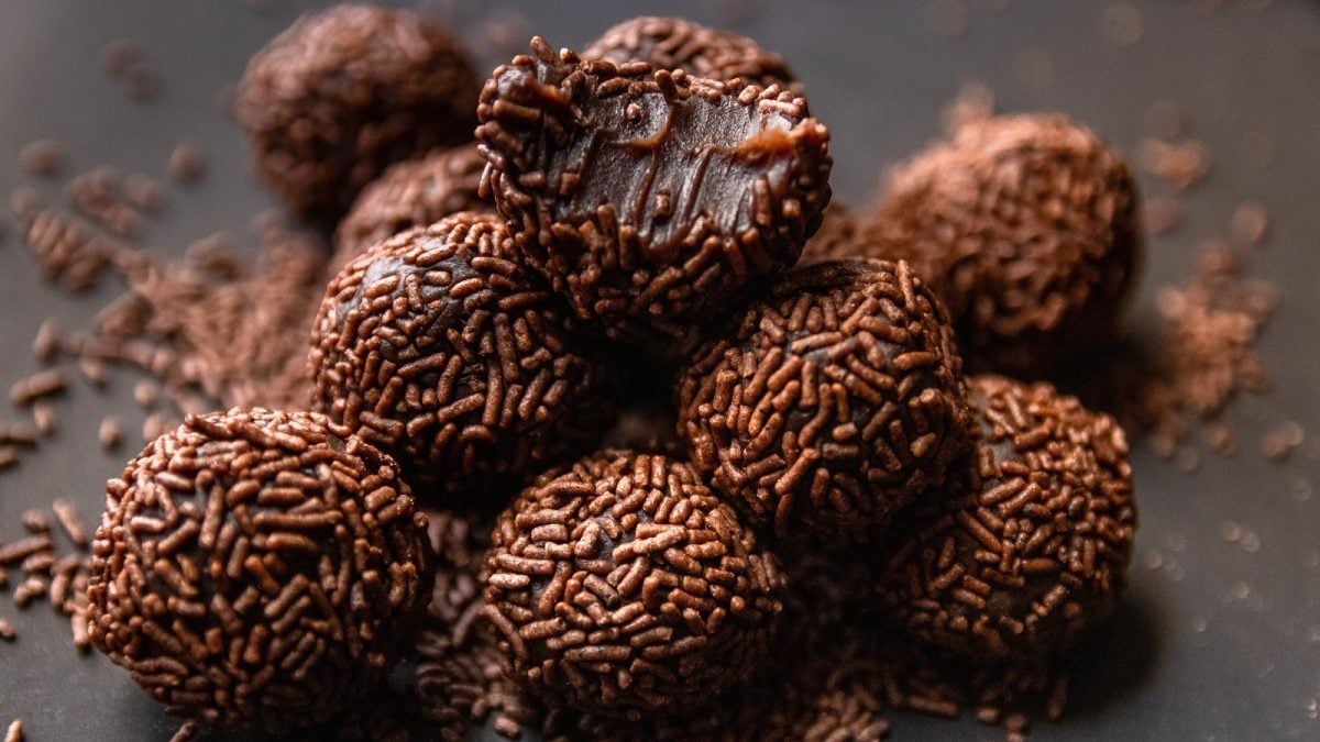 Eine Handvoll Brigadeiro auf dunklem Hintergrund