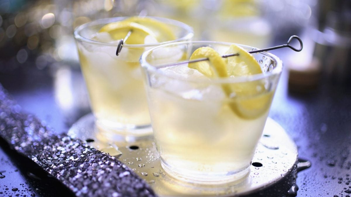 Zwei Bullshot-Cocktails stehen auf einem metallischen Untersetzer.