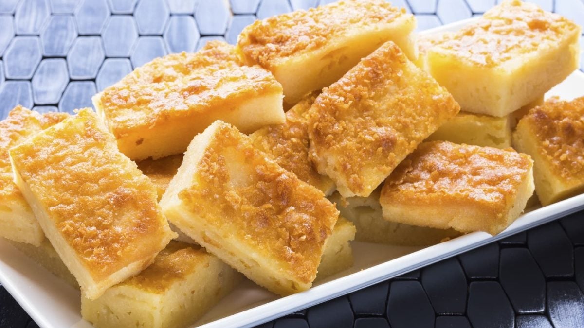 Butter-Mochi auf einem weißen rechteckigen Teller