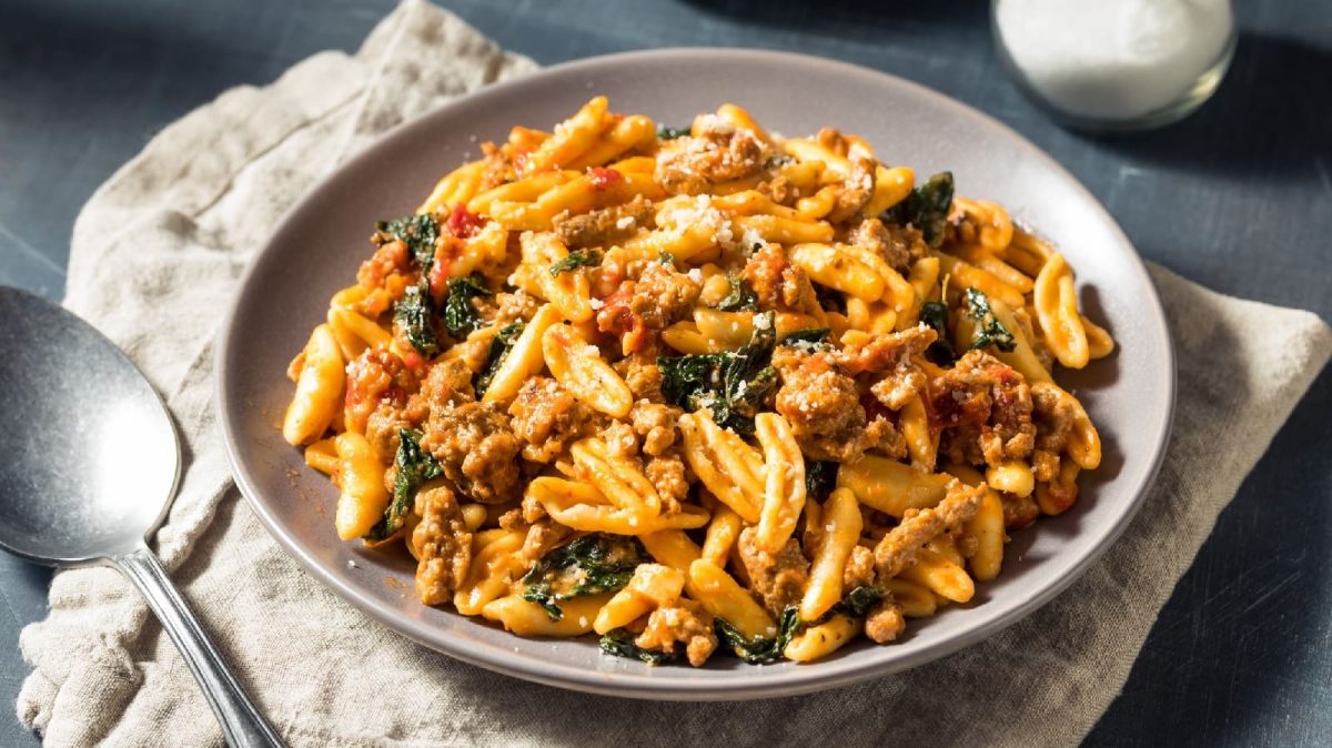 Cavatelli mit Salsiccia, Spinat und Tomaten