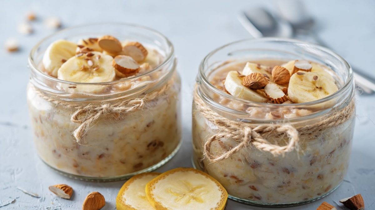 Zwei Flax-Pudding-Gläser mit dem Flax-Pudding auf einem grauen Untergrund.