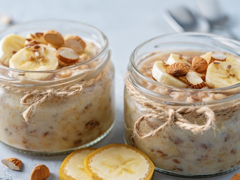 Zwei Flax-Pudding-Gläser mit dem Flax-Pudding auf einem grauen Untergrund.