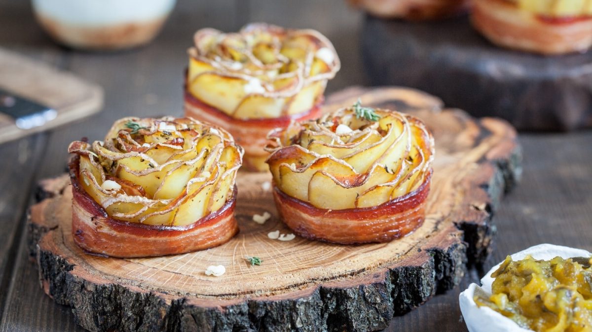 Drei Kartoffelrosen auf einer Baumscheibe und daneben eine kleine Schale mit Gurkenrelish.