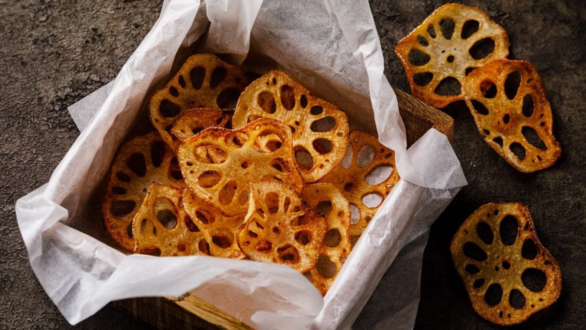 Frittierte Lotus-Chips in einer Holzbox auf etwas Papier