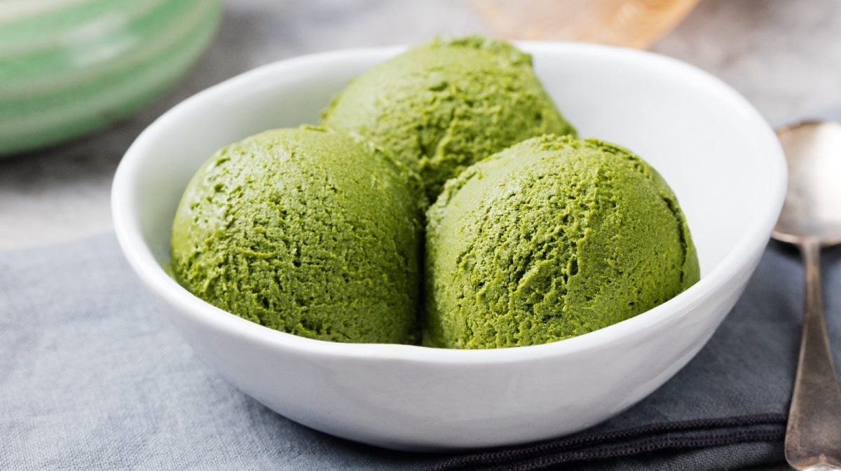 Drei Kugeln Matcha-Kokos-Eis in einer weißen Schüssel