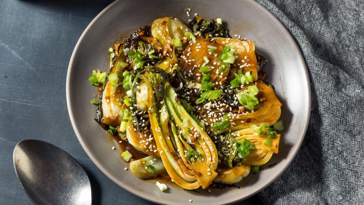Eine graue Schüssel mit Pak Choi in Knoblauchsauce