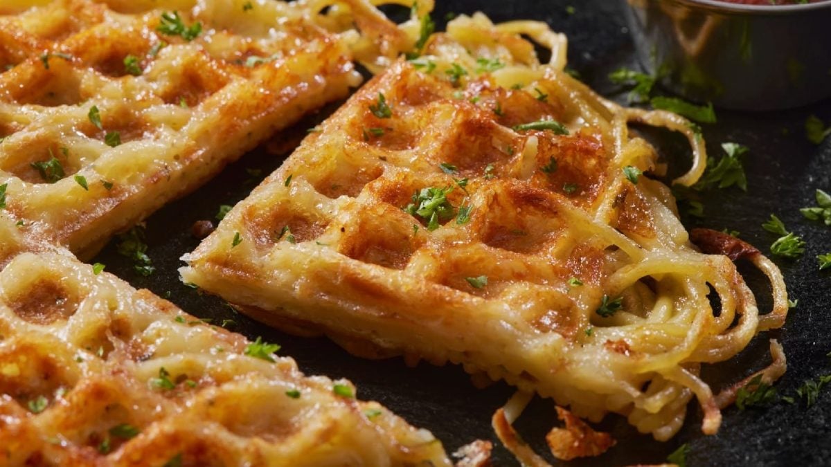 Spaghetti-Waffeln auf schwarzem Hintergrund