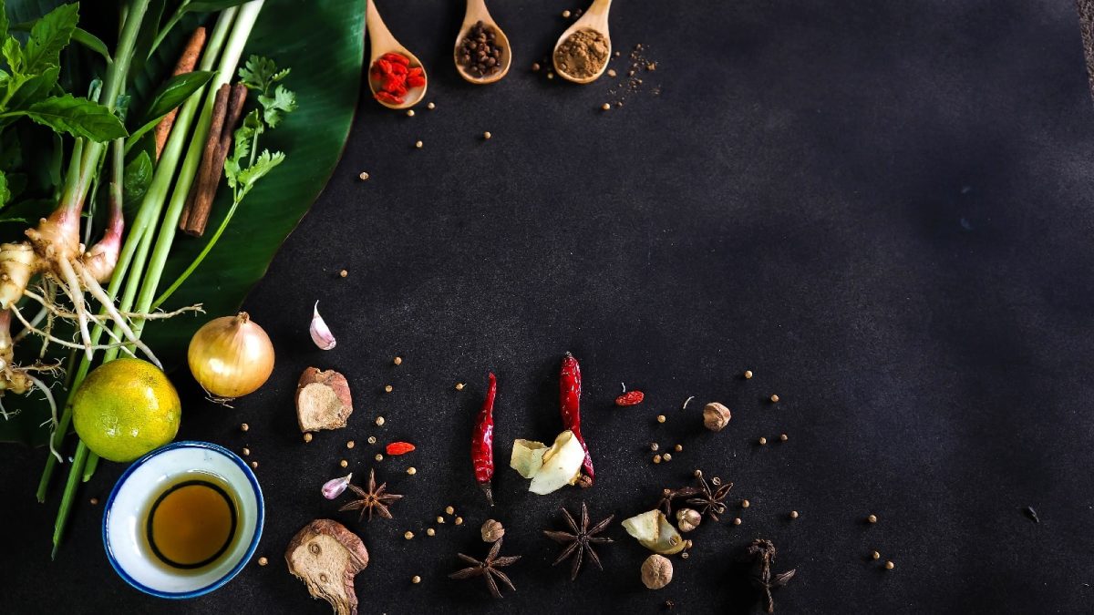 Vietnamesische Gewürze und Kräuter auf dunklem Hintergrund