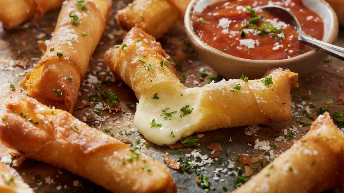 Wantan-Mozzarella-Sticks neben einem Marinara-Dip