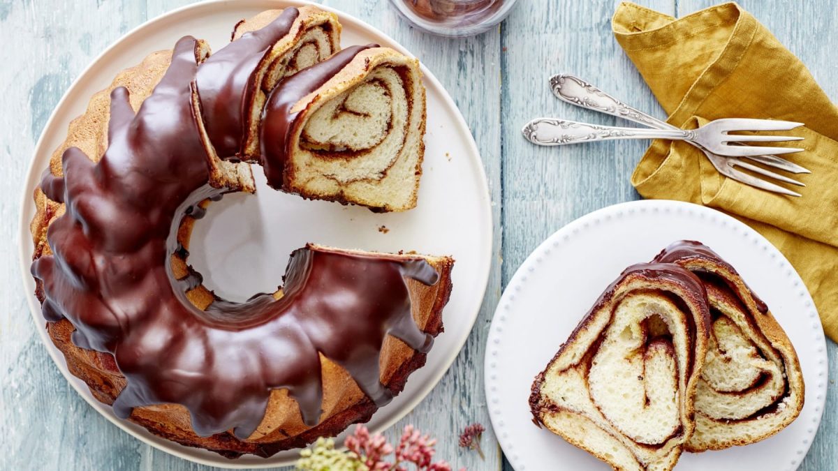 Zimtschnecken-Guglhupf auf