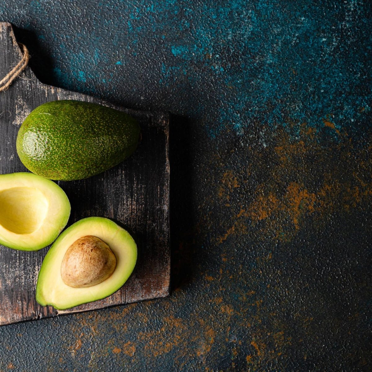 Avocado haltbar machen: So bleibt sie länger frisch & grün