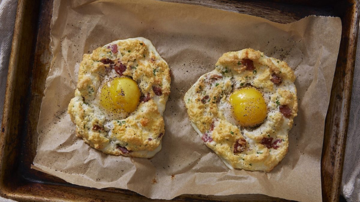 Cloud Eggs auf einem mit Backpapier belegten Blech.