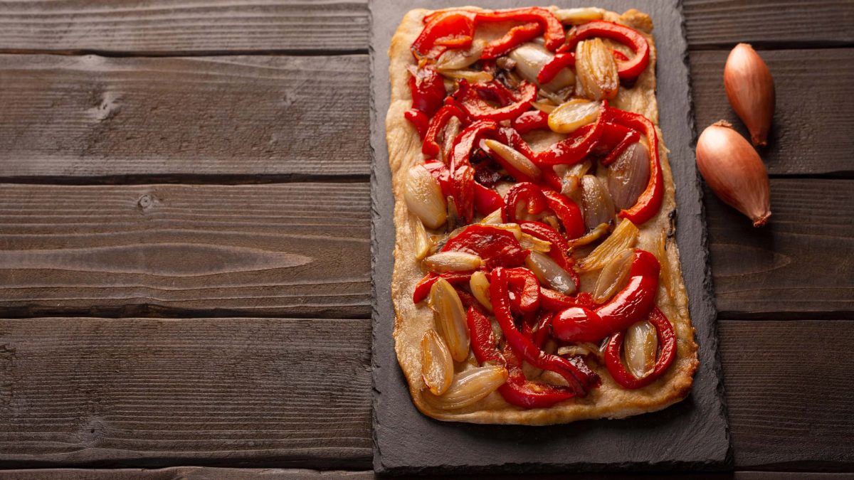 Coca Mallorquina – Krosse Maismehl-Pizza als Fingerfood - EAT CLUB