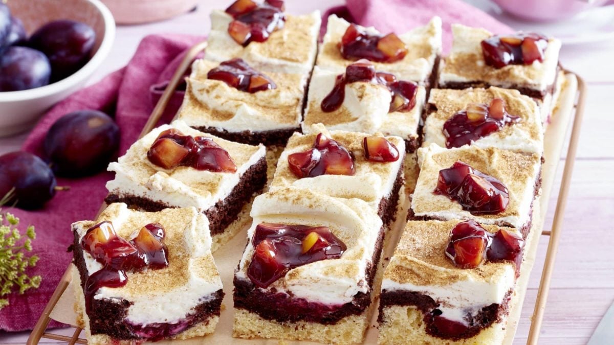 Ein Blech Donauwelle-Quark-Schnitten mit Zwetschgen stehen auf einem Tisch