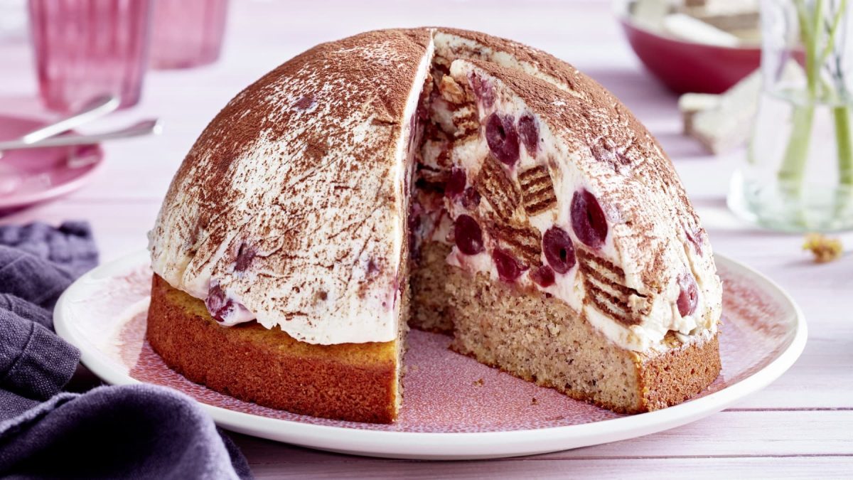Tiramisu-Kuppeltorte auf einem rosa Teller